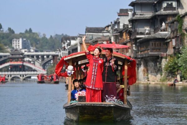 Love in the Air: 100 Couples Celebrate Traditional Wedding in Hunan 🎎💖 Love_in_the_Air__100_Couples_Celebrate_Traditional_Wedding_in_Hunan___