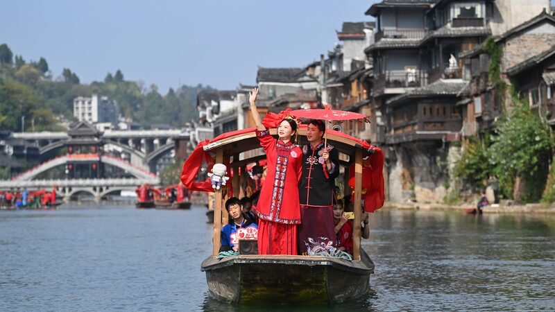 Love_in_the_Air__100_Couples_Celebrate_Traditional_Wedding_in_Hunan___