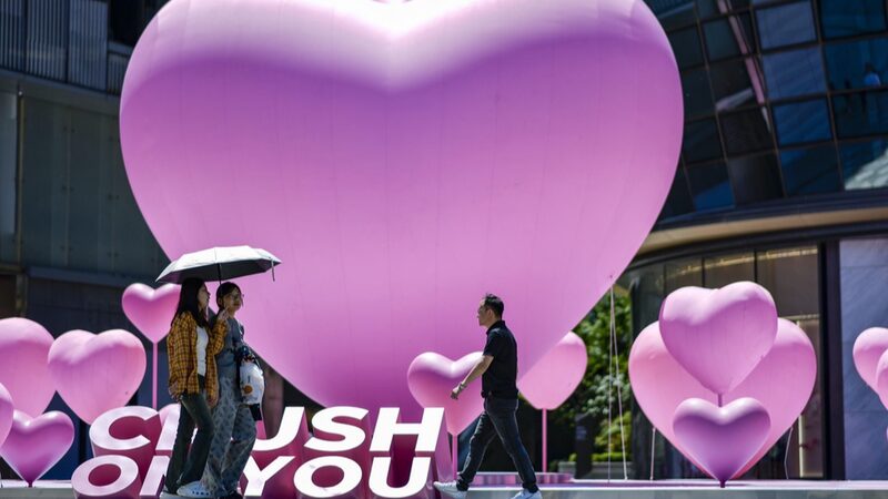 Love_in_the_Air__Heart_Shaped_Balloons_Light_Up_Jinan_for_520_Romance_Celebration - News for amigos, by amigos Love_in_the_Air__Heart_Shaped_Balloons_Light_Up_Jinan_for_520_Romance_Celebration