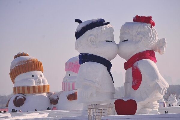 Love-themed Ice Sculptures Spark Romance in Harbin’s Winter Park Love_themed_Ice_Sculptures_Spark_Romance_in_Harbin_s_Winter_Park