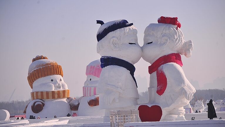 Love_themed_Ice_Sculptures_Spark_Romance_in_Harbin_s_Winter_Park - News for amigos, by amigos Love_themed_Ice_Sculptures_Spark_Romance_in_Harbin_s_Winter_Park