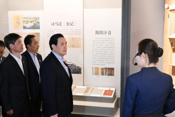 Ma_Ying_jeou_Explores_Xi_an_s_Cultural_Treasures_with_Taiwan_Youth_Delegation