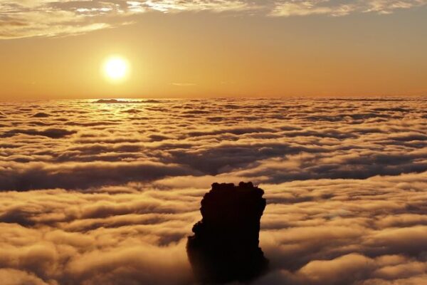 Magical Sea of Clouds Transforms Mount Fanjing into a Dreamscape Magical_Sea_of_Clouds_Transforms_Mount_Fanjing_into_a_Dreamscape video poster