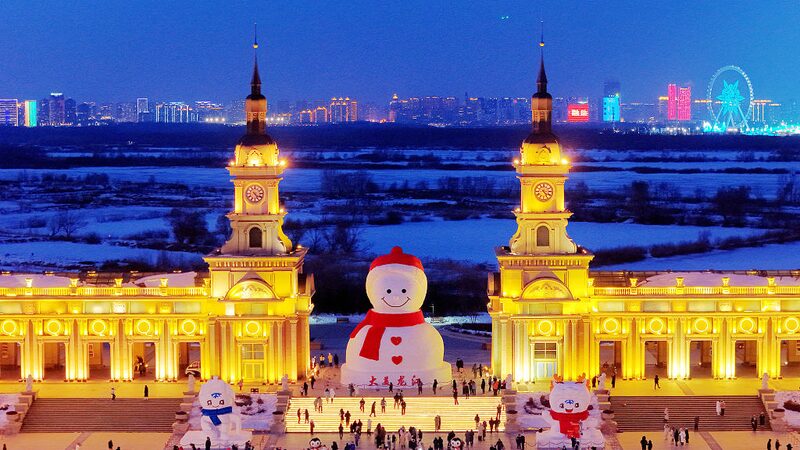 Massive_18_Meter_Snowman_Brightens_Up_Harbin_s_Winter_Wonderland_poster - News for amigos, by amigos Massive_18_Meter_Snowman_Brightens_Up_Harbin_s_Winter_Wonderland video poster