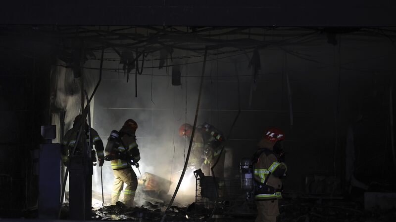 Massive_Fire_in_Seongnam__Heroes_Rescue_Dozens_in_Commercial_Blaze___poster - News for amigos, by amigos Massive_Fire_in_Seongnam__Heroes_Rescue_Dozens_in_Commercial_Blaze__ video poster