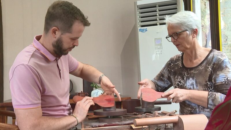 Mexican_Siblings_in_Shanghai_Find_Studying_TCM_is_Just_the_Tonic_for_Bridging_Cultures