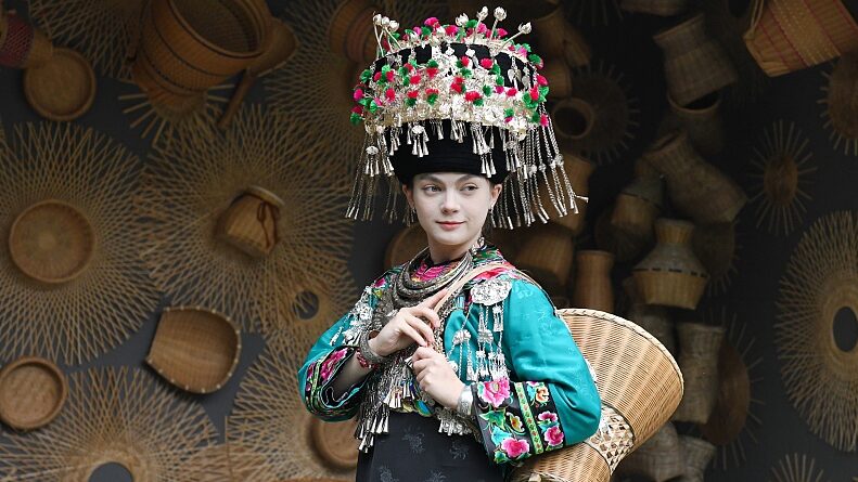 Miao_Ethnic_Fashion_Steals_the_Show_at_Fenghuang_Silver_Festival - News for amigos, by amigos __Miao_Ethnic_Fashion_Steals_the_Show_at_Fenghuang_Silver_Festival