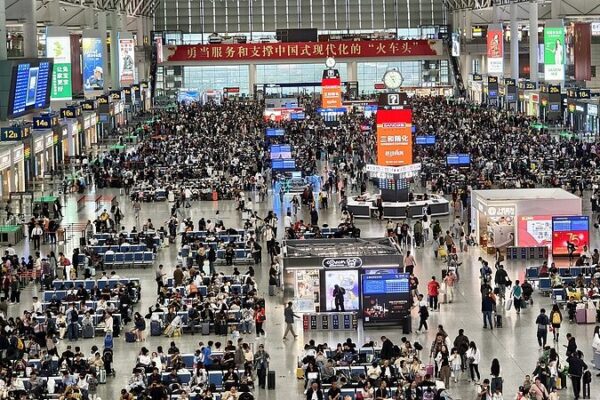 Millions Take to the Rails as China’s Epic Holiday Winds Down 🚄🎉 Millions_Take_to_the_Rails_as_China_s_Epic_Holiday_Winds_Down___