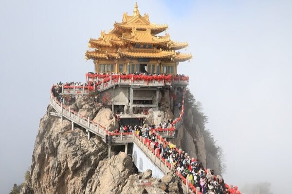 Misty Magic at Laojun Mountain: Tourists Embrace the Clouds During Qingming Festival Misty_Magic_at_Laojun_Mountain__Tourists_Embrace_the_Clouds_During_Qingming_Festival