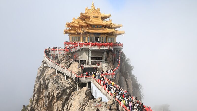 Misty_Magic_at_Laojun_Mountain__Tourists_Embrace_the_Clouds_During_Qingming_Festival