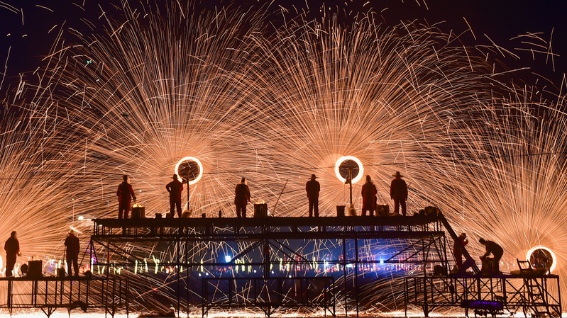 Molten_Iron_Fireworks_Illuminate_Luoyang_Temple_Fair - News for amigos, by amigos Molten_Iron_Fireworks_Illuminate_Luoyang_Temple_Fair