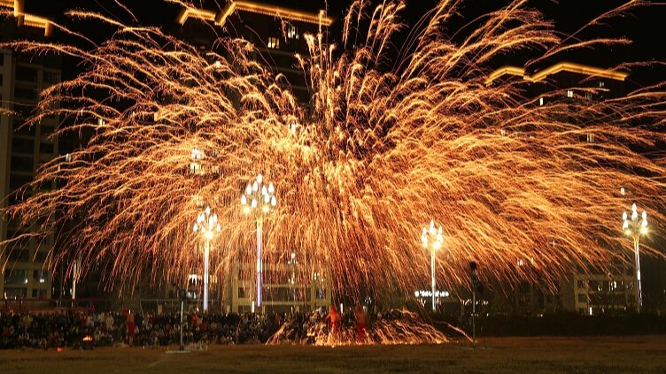 Molten_Iron_Sparks_Illuminate_Meishan_s_Festive_Night__ - News for amigos, by amigos Molten_Iron_Sparks_Illuminate_Meishan_s_Festive_Night__