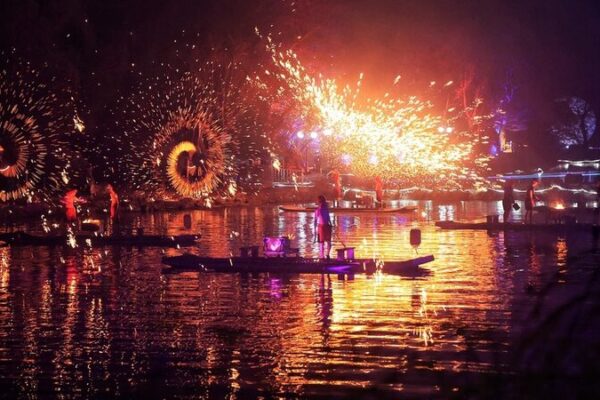 Molten Iron ‘Flowers’ Illuminate Jiangsu Lake in Spectacular Display Molten_Iron__Flowers__Illuminate_Jiangsu_Lake_in_Spectacular_Display