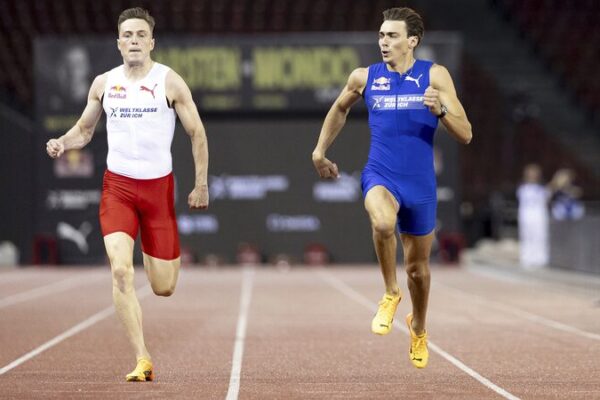 Mondo Duplantis Sprints Past Karsten Warholm in Exhibition 100m Dash 🏃♂️💨 Mondo_Duplantis_Sprints_Past_Karsten_Warholm_in_Exhibition_100m_Dash______