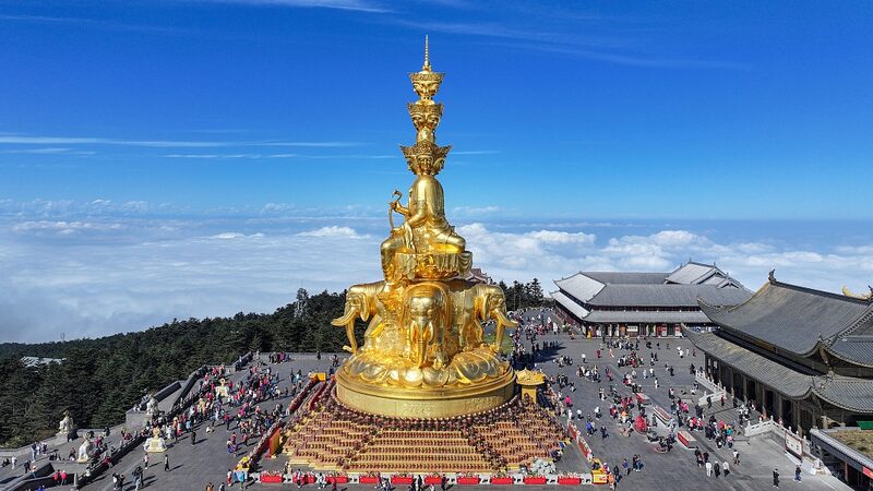 Mount_Emei_s_Cloud_Capped_Golden_Summit_Wows_Tourists_This_Winter__ - News for amigos, by amigos Mount_Emei_s_Cloud_Capped_Golden_Summit_Wows_Tourists_This_Winter__