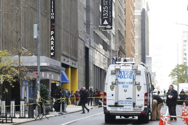 NYC Manhunt: Police Closing In on UnitedHealth Exec’s Killer 🔍 NYC_Manhunt__Police_Closing_In_on_UnitedHealth_Exec_s_Killer__