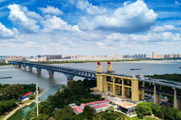 Nanjing’s Iconic Yangtze Bridge: A Journey Through Time and Traffic 🚆🌉 Nanjing_s_Iconic_Yangtze_Bridge__A_Journey_Through_Time_and_Traffic___ video poster