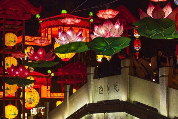 Nanjing’s Parks Glow with Enchanting Lanterns for Spring Festival 🎉 Nanjing_s_Parks_Glow_with_Enchanting_Lanterns_for_Spring_Festival__