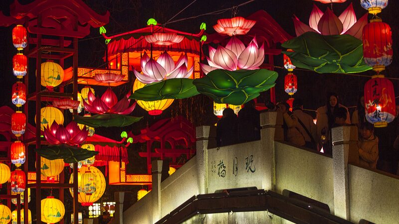 Nanjing_s_Parks_Glow_with_Enchanting_Lanterns_for_Spring_Festival__ - News for amigos, by amigos Nanjing_s_Parks_Glow_with_Enchanting_Lanterns_for_Spring_Festival__