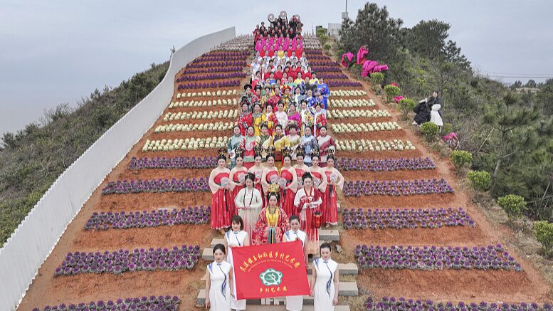 Over_100_Models_Dazzle_in_Traditional_Chinese_Fashion_Show_on_Women_s_Day - News for amigos, by amigos __Over_100_Models_Dazzle_in_Traditional_Chinese_Fashion_Show_on_Women_s_Day