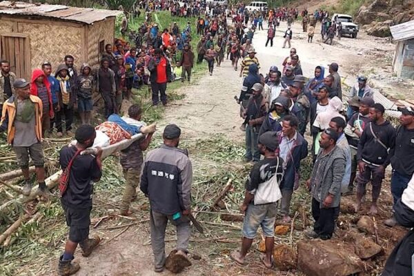 Over 300 Feared Buried as Massive Landslide Hits Papua New Guinea 😢 Over_300_Feared_Buried_as_Massive_Landslide_Hits_Papua_New_Guinea__
