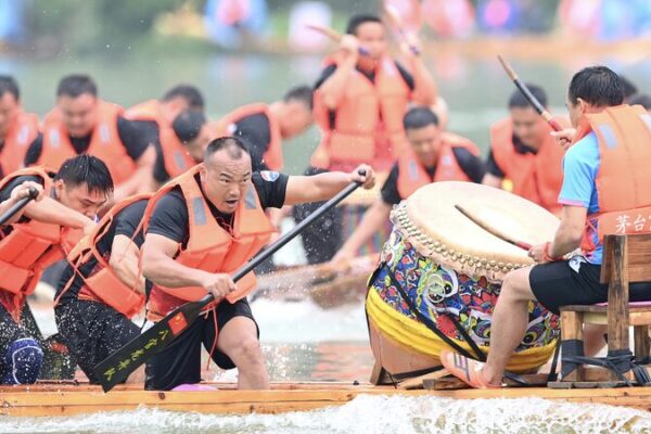 Paddles Up! A Thrilling Dragon Boat Race in Southwest China Paddles_Up__A_Thrilling_Dragon_Boat_Race_in_Southwest_China