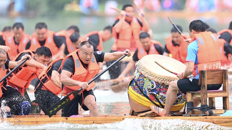 Paddles_Up__A_Thrilling_Dragon_Boat_Race_in_Southwest_China