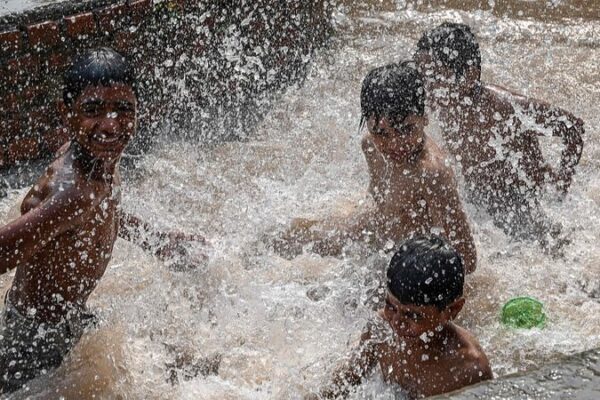 Pakistan Sizzles: Heatwave Hits Hard, Stay Cool Folks! 🌞 Pakistan_Sizzles__Heatwave_Hits_Hard__Stay_Cool_Folks___
