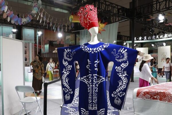 Paper Hanfu Costumes Steal the Show at 2024 Xi’an Silk Road Tourism Expo Paper_Hanfu_Costumes_Steal_the_Show_at_2024_Xi_an_Silk_Road_Tourism_Expo