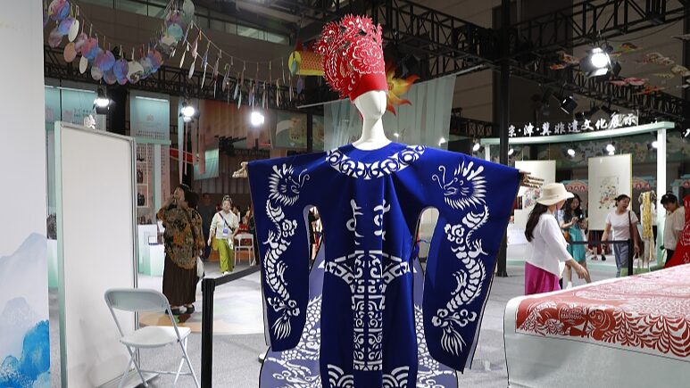Paper_Hanfu_Costumes_Steal_the_Show_at_2024_Xi_an_Silk_Road_Tourism_Expo - News for amigos, by amigos Paper_Hanfu_Costumes_Steal_the_Show_at_2024_Xi_an_Silk_Road_Tourism_Expo