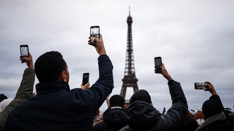Paris_s_Plan_to_Make_Eiffel_Tower_Area_Car_Free_Faces_Backlash - News for amigos, by amigos ___Paris_s_Plan_to_Make_Eiffel_Tower_Area_Car_Free_Faces_Backlash