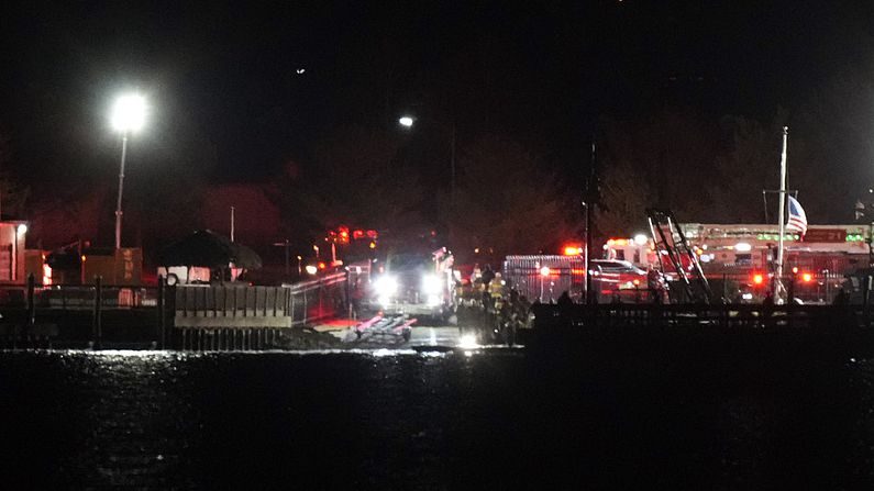 Passenger_Jet_and_Military_Helicopter_Collide_Near_Reagan_Airport__Potomac_Rescue_Underway_____poster - News for amigos, by amigos Passenger_Jet_and_Military_Helicopter_Collide_Near_Reagan_Airport__Potomac_Rescue_Underway____ video poster