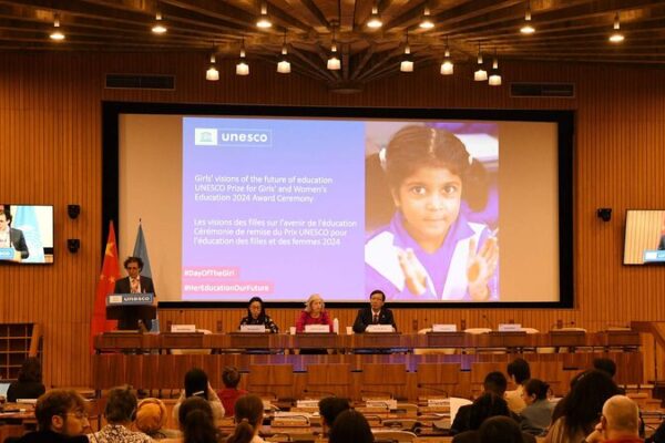 Peng Liyuan Cheers for Girls’ and Women’s Education at UNESCO Awards 🎉 Peng_Liyuan_Cheers_for_Girls__and_Women_s_Education_at_UNESCO_Awards__