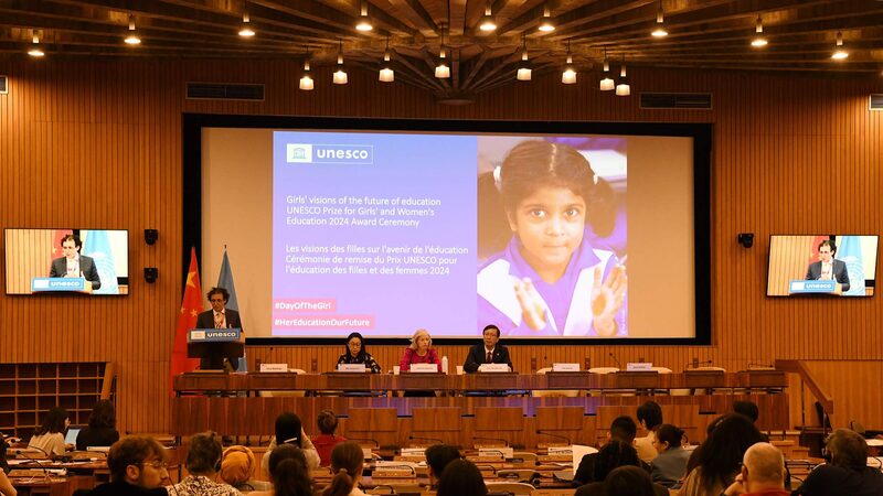 Peng_Liyuan_Cheers_for_Girls__and_Women_s_Education_at_UNESCO_Awards__ - News for amigos, by amigos Peng_Liyuan_Cheers_for_Girls__and_Women_s_Education_at_UNESCO_Awards__