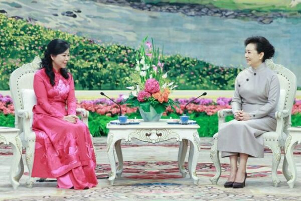 Peng Liyuan and Ngo Phuong Ly Strengthen China-Vietnam Cultural Ties Over Tea ☕️ Peng_Liyuan_and_Ngo_Phuong_Ly_Strengthen_China_Vietnam_Cultural_Ties_Over_Tea___
