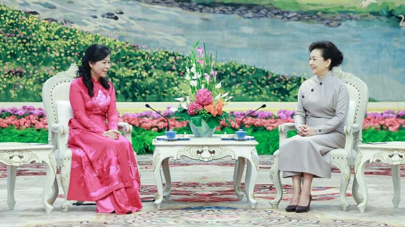 Peng_Liyuan_and_Ngo_Phuong_Ly_Strengthen_China_Vietnam_Cultural_Ties_Over_Tea___ - News for amigos, by amigos Peng_Liyuan_and_Ngo_Phuong_Ly_Strengthen_China_Vietnam_Cultural_Ties_Over_Tea___