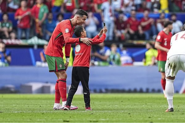 Portugal’s Coach Martinez Pleads with Ronaldo Fans: Stop the Pitch Invasions 🙅♂️ Portugal_s_Coach_Martinez_Pleads_with_Ronaldo_Fans__Stop_the_Pitch_Invasions_____