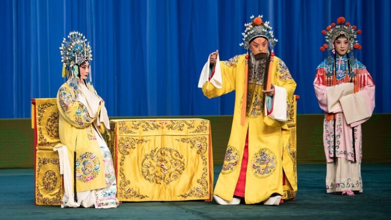 President_Xi_Encourages_Young_Artists_to_Keep_Peking_Opera_Vibrant__
