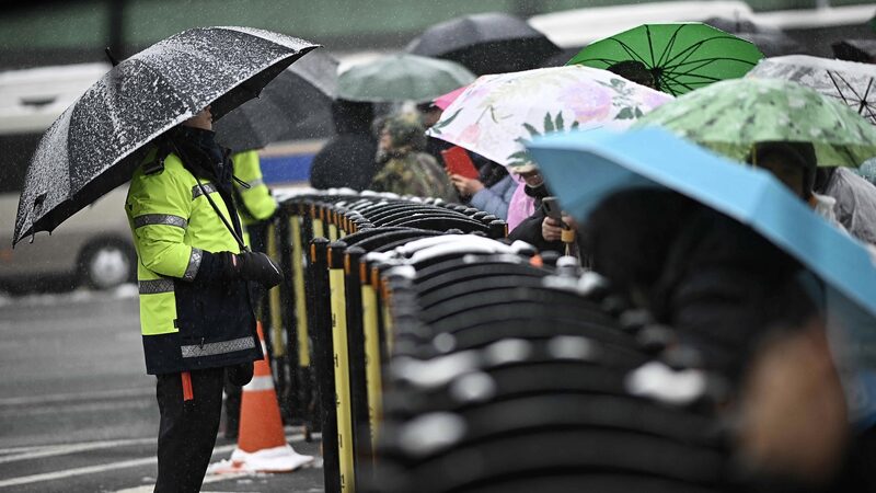 Protests_Erupt_in_Seoul_as_President_Yoon_Faces_Arrest_Warrant_Deadline__