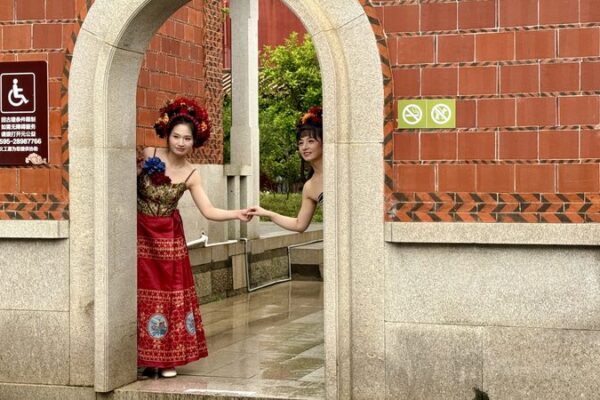 Quanzhou’s Vibrant Hairpin Flowers: A Blossoming Tradition 🌸 Quanzhou_s_Vibrant_Hairpin_Flowers__A_Blossoming_Tradition__