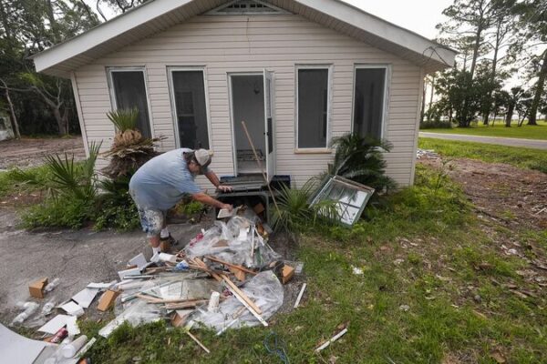 💔 Rebuilding After Hurricane Helene: Heartwarming Stories from the Southeast U.S. __Rebuilding_After_Hurricane_Helene__Heartwarming_Stories_from_the_Southeast_U_S_