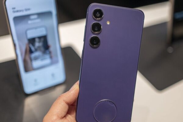 Samsung Overtakes Apple in Q1 2024 Smartphone Sales 📱 Samsung_Overtakes_Apple_in_Q1_2024_Smartphone_Sales__