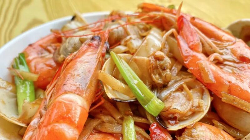 Savor_Hainan_s_Seafood_Fried_Rice_Noodles__A_Flavor_Adventure_You_Can_t_Miss____ - News for amigos, by amigos Savor_Hainan_s_Seafood_Fried_Rice_Noodles__A_Flavor_Adventure_You_Can_t_Miss____