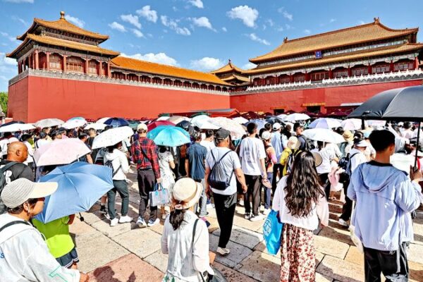 🔥 Scorching Heat in China’s North while Rainstorms Drench the South 🌧️ __Scorching_Heat_in_China_s_North_while_Rainstorms_Drench_the_South___