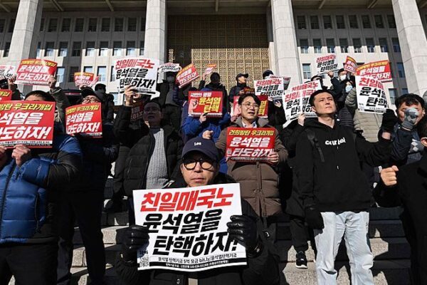 Seoul Erupts: Protesters Call for President Yoon’s Impeachment Seoul_Erupts__Protesters_Call_for_President_Yoon_s_Impeachment video poster