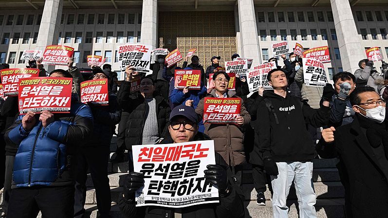 Seoul_Erupts__Protesters_Call_for_President_Yoon_s_Impeachment_poster - News for amigos, by amigos Seoul_Erupts__Protesters_Call_for_President_Yoon_s_Impeachment video poster