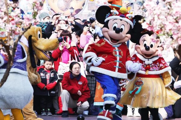 Shanghai Disneyland Rings in Year of the Dragon with Festive Celebrations Shanghai_Disneyland_Rings_in_Year_of_the_Dragon_with_Festive_Celebrations