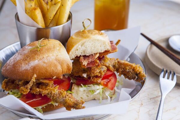 Shanghai’s Retro Diner Brings California Dreamin’ to Life 🍔✨ Shanghai_s_Retro_Diner_Brings_California_Dreamin__to_Life___