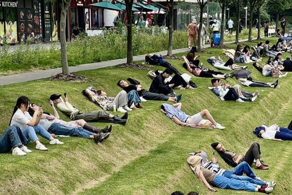 Shanghai’s Tiered Lawn: Office Workers’ New Lunchtime Oasis 🌿🛋️ Shanghai_s_Tiered_Lawn__Office_Workers__New_Lunchtime_Oasis____