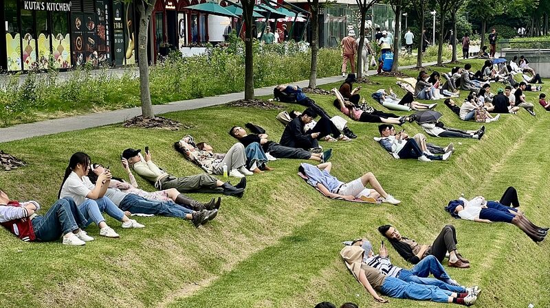 Shanghai_s_Tiered_Lawn__Office_Workers__New_Lunchtime_Oasis____ - News for amigos, by amigos Shanghai_s_Tiered_Lawn__Office_Workers__New_Lunchtime_Oasis____